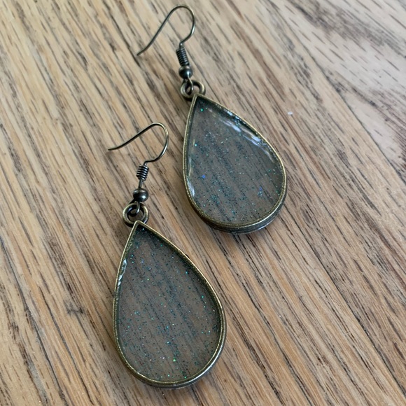 Handcrafted metal and resin earrings - Picture 4 of 4